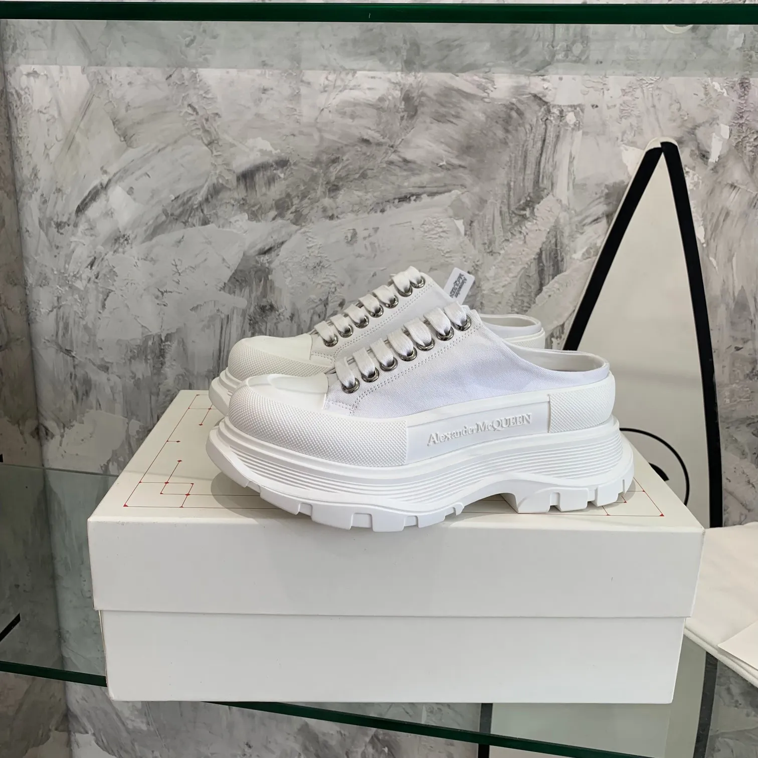 👟👟Ex-factory price 500👟👟 Mc Queen is in stock all year round [Rose] McQueen [Rose] dad shoes [Rose] ss early spring first release‼ ️‼ ️The latest Milan Fashion Week T-stage catwalk model, the unique and personalized design is very classy on the feet, and the round toe design allows the toes to be completely released. I spent a lot of money to buy multiple pairs of the originals and dismantled them and made replicas. Many celebrities such as Guli Nazha, Wu Lei, and Internet celebrity bloggers have endorsed Xiaohongshu’s popular products, and the products are sold out at the counters! Fabric: Imported pure cotton fabric Lining: Imported silk sheepskin Feet: Imported silk sheepskin Size: Women's 35-40. Packaging: original full set of packaging, outsole: increased by 5 cm, original outsole